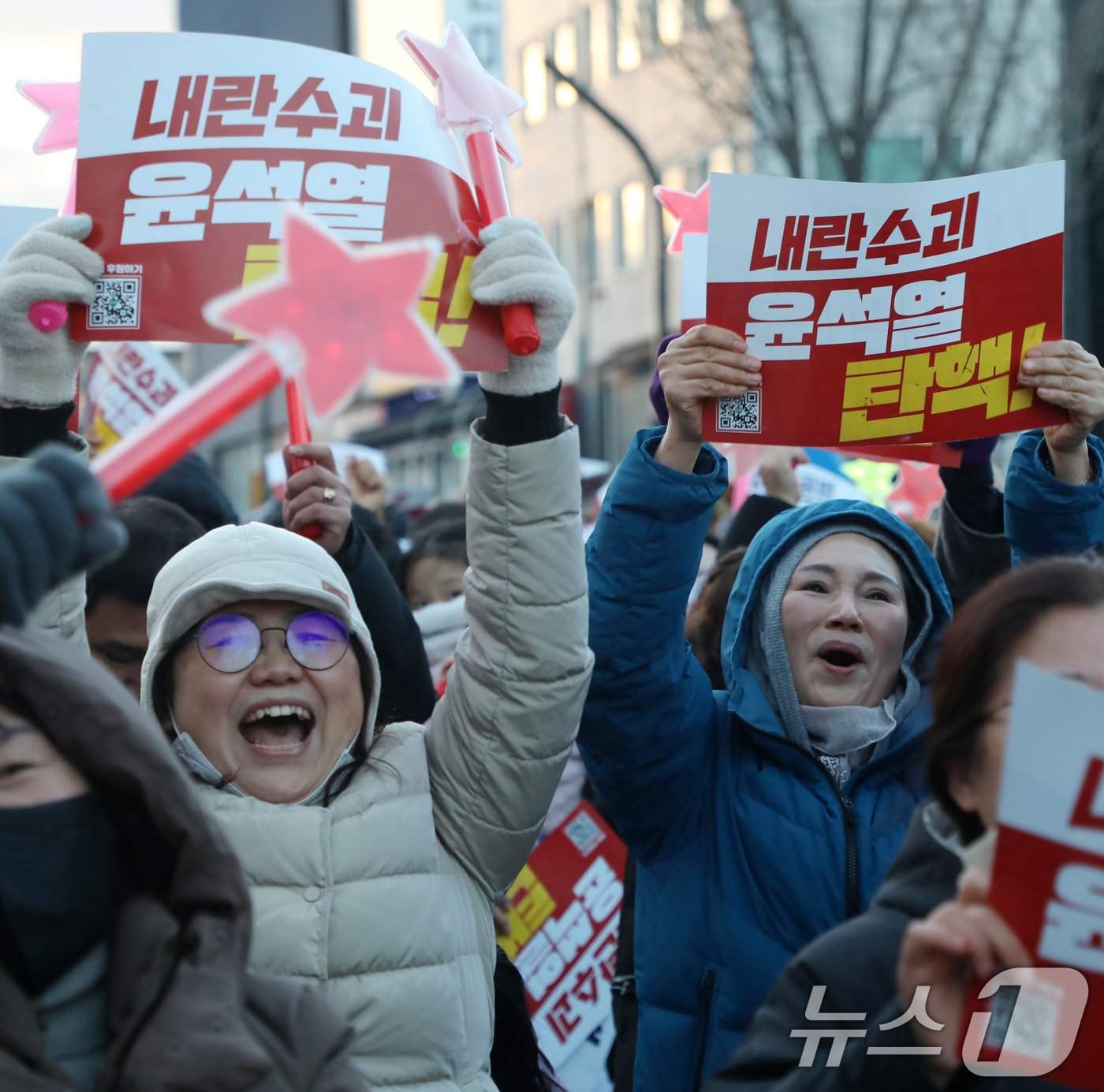 14일 전북자치도 전주시 객사 앞에서 열린 윤석열 퇴진 전북도민대회 참가자들이 윤석열 대통령 탄핵소추안 가결 발표를 듣고 환호하고 있다. 2024.12.14/뉴스1 ⓒ News1 유경석 기자