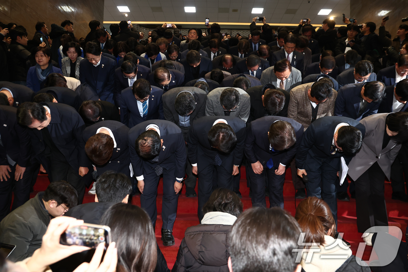 (서울=뉴스1) 김민지 기자 = 윤석열 대통령의 탄핵안이 국회 본회의를 통과한 14일 오후 서울 여의도 국회 로텐더홀 앞에서 더불어민주당 이재명 대표를 비롯한 의원들이 입장을 밝힌 …