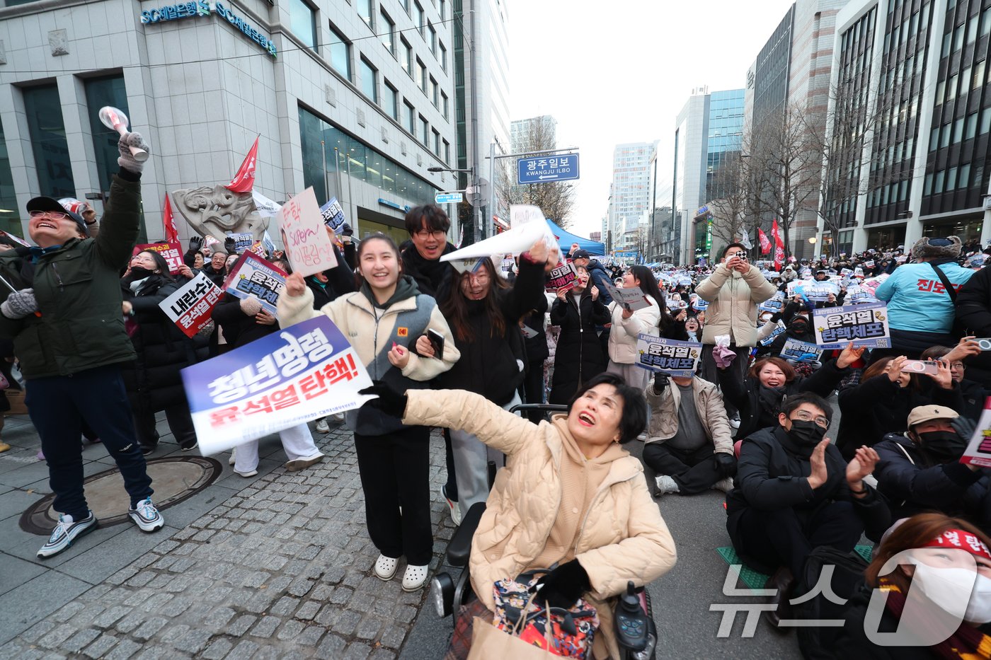 윤석열 대통령에 대한 2차 탄핵소추안이 14일 국회에서 가결되자 광주 금남로에서 열린 총궐기대회에 모인 시민들이 환호하고 있다. 2024.12.14./뉴스1 ⓒ News1 김태성 기자