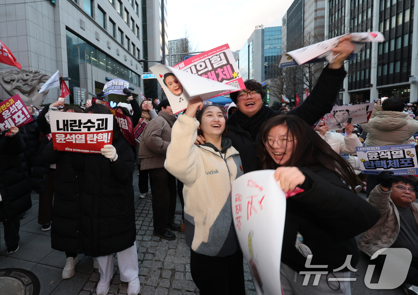 (광주=뉴스1) 김태성 기자 = 윤석열 대통령에 대한 2차 탄핵소추안이 14일 국회에서 가결되자 광주 금남로에서 열린 총궐기대회에 모인 시민들이 환호하고 있다. 2024.12.14 …