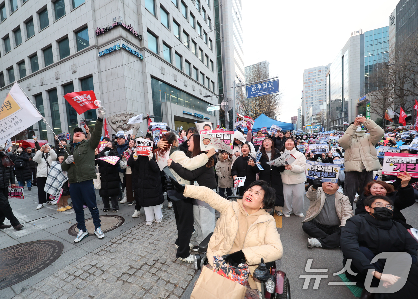 (광주=뉴스1) 김태성 기자 = 윤석열 대통령에 대한 2차 탄핵소추안이 14일 국회에서 가결되자 광주 금남로에서 열린 총궐기대회에 모인 시민들이 환호하고 있다. 2024.12.14 …