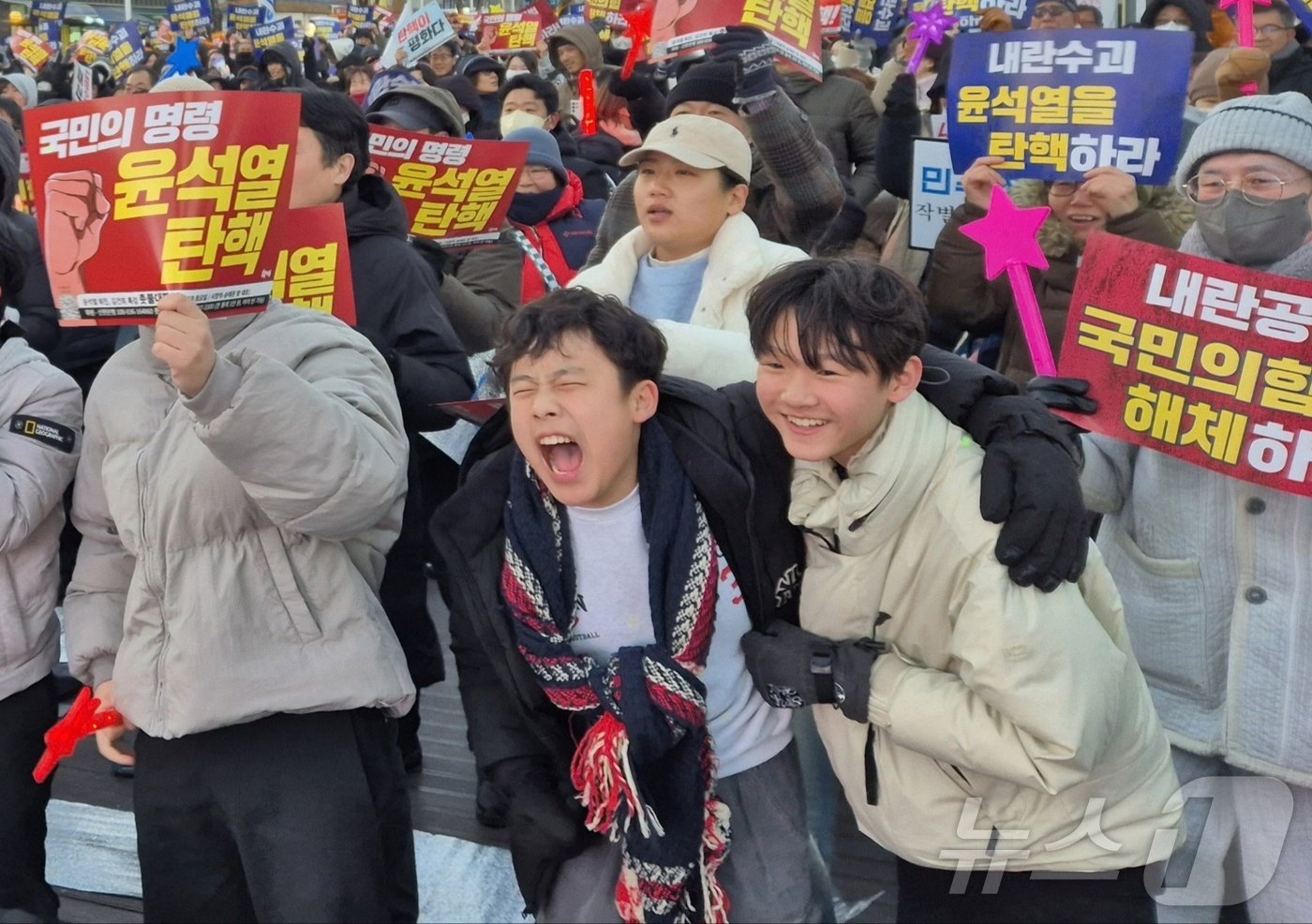 14일 강원 강릉 월화거리에서 시민들이 윤석열 대통령에 대한 국회의 탄핵소추안이 가결되자 기뻐하고 있다. 이날 국회 본회의에선 재적의원 300명 전원이 투표에 참석, 이 중 204명 의원의 찬성으로 윤 대통령에 대한 탄핵소추안을 가결했다. 반대는 85명, 기권은 3표, 무효는 8표였다. 2024.12.14/뉴스1 ⓒ News1 윤왕근 기자