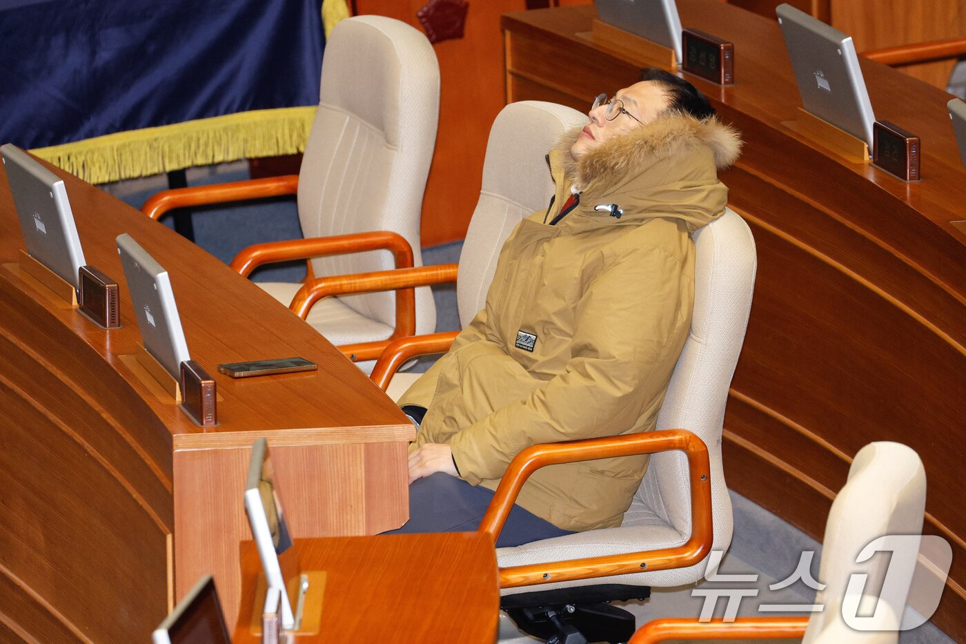 본문 이미지 - 김상욱 국민의힘 의원이 14일 오후 서울 여의도 국회 본회의장에서 윤석열 대통령 탄핵소추안이 가결된 뒤 생각에 잠겨 있다. 2024.12.14/뉴스1 ⓒ News1 안은나 기자