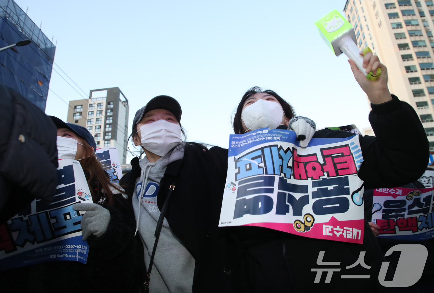 (부산=뉴스1) 윤일지 기자 = 윤석열 대통령에 대한 탄핵소추안 표결일인 14일 오후 부산 부산진구 전포대로에서 열린 '윤석열 탄핵·체포 부산시민대회'에서 참가자들이 윤 대통령의 …