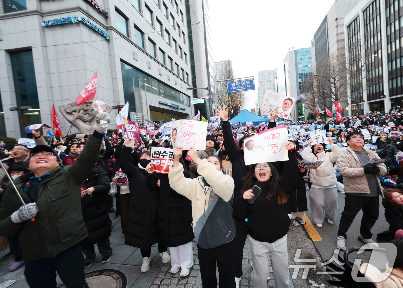 (광주=뉴스1) 김태성 기자 = 윤석열 대통령에 대한 2차 탄핵소추안이 14일 국회에서 가결되자 광주 금남로에서 열린 총궐기대회에 모인 시민들이 환호하고 있다. 2024.12.14 …