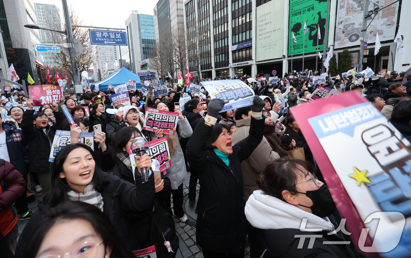 (광주=뉴스1) 김태성 기자 = 윤석열 대통령에 대한 2차 탄핵소추안이 14일 국회에서 가결되자 광주 금남로에서 열린 총궐기대회에 모인 시민들이 환호하고 있다. 2024.12.14 …