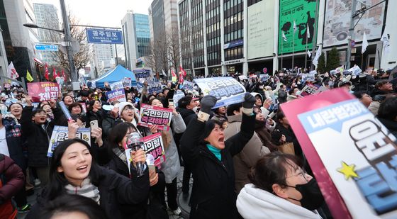 두팔벌여 환호하는 시민들