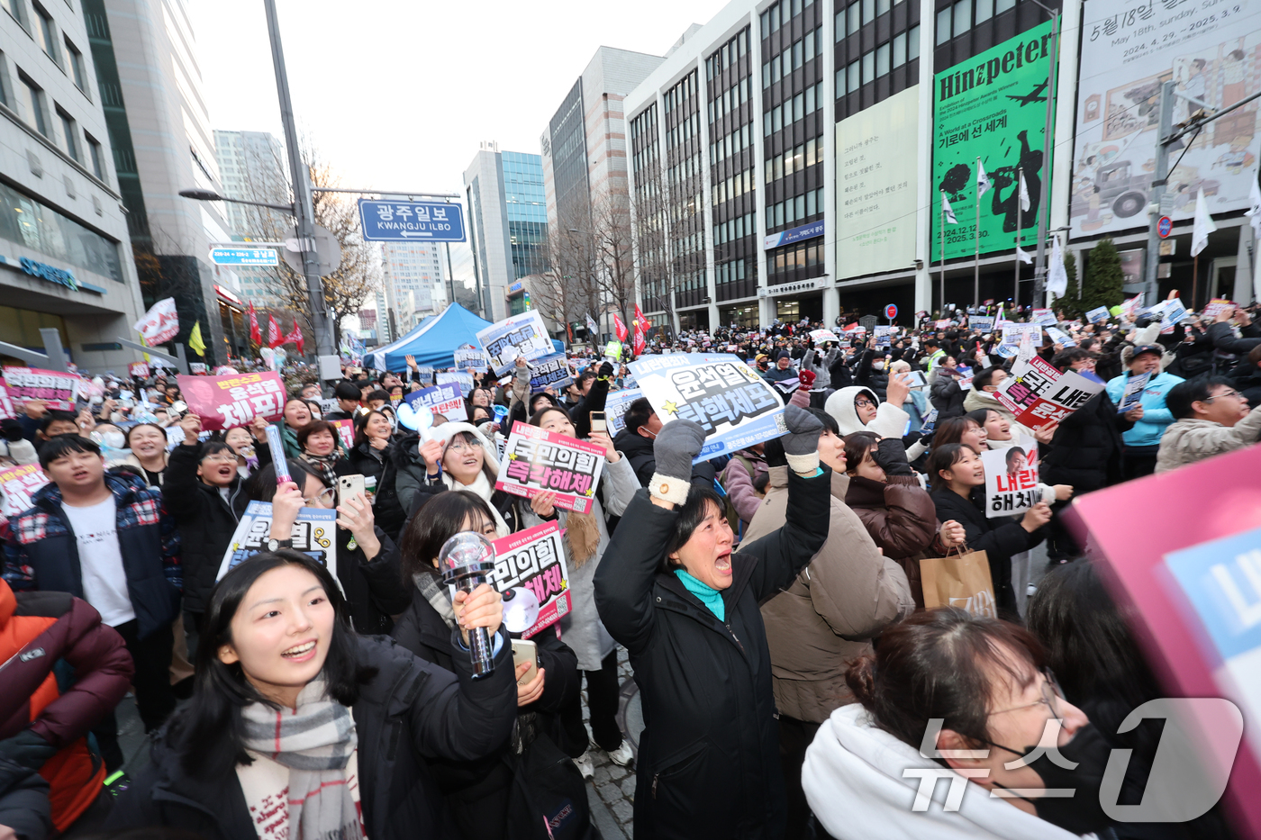 (광주=뉴스1) 김태성 기자 = 윤석열 대통령에 대한 2차 탄핵소추안이 14일 국회에서 가결되자 광주 금남로에서 열린 총궐기대회에 모인 시민들이 환호하고 있다. 2024.12.14 …