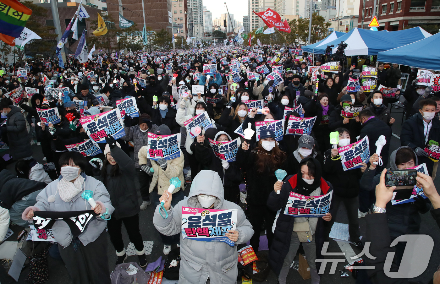 (부산=뉴스1) 윤일지 기자 = 윤석열 대통령에 대한 탄핵소추안 표결일인 14일 오후 부산 부산진구 전포대로에서 열린 '윤석열 탄핵·체포 부산시민대회'에서 참가자들이 윤 대통령의 …