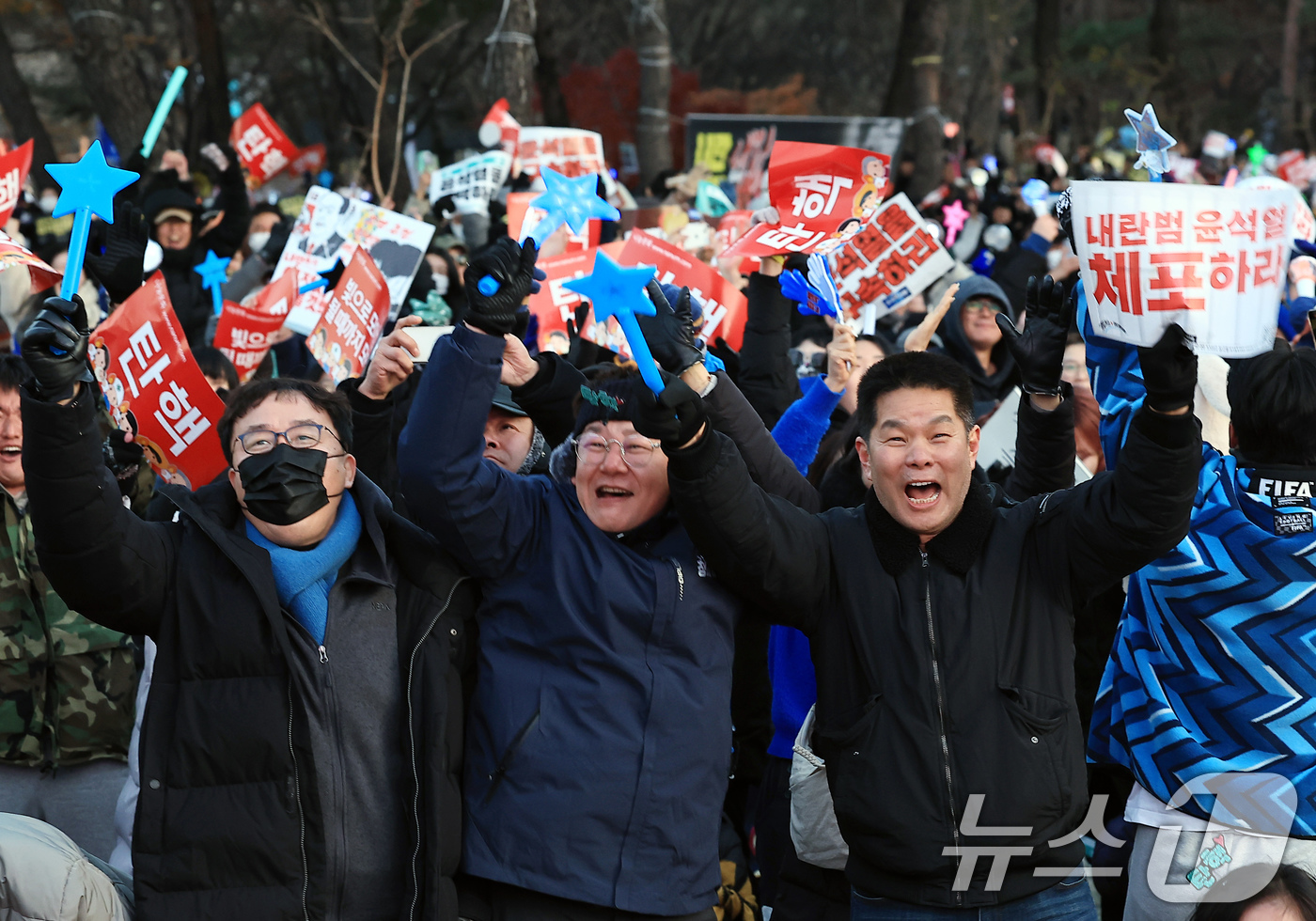 (서울=뉴스1) 박정호 기자 = 윤석열 대통령에 대한 탄핵소추안이 가결된 14일 오후 서울 여의도 국회의사당 앞에서 열린 윤석열 즉각 탄핵 범국민 촛불대행진에 참여한 시민들이 환호 …