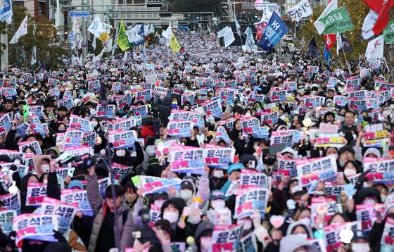 [탄핵가결] "이겼다" 부산에 울려퍼진 '환호'…응원봉 든 5만명 운집