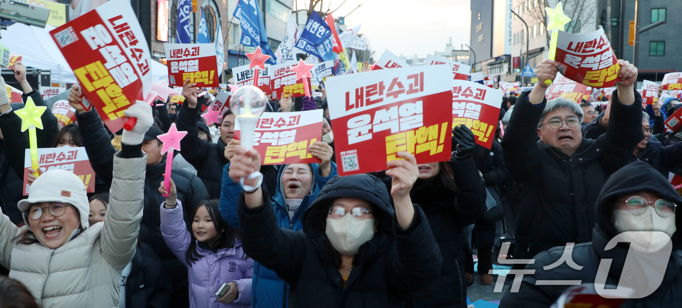 (전주=뉴스1) 유경석 기자 = 14일 전북자치도 전주시 객사 앞에서 열린 윤석열 퇴진 전북도민대회 참가자들이 윤석열 대통령 탄핵소추안 가결 발표를 듣고 환호하고 있다. 2024. …