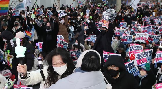 기뻐하는 부산시민들