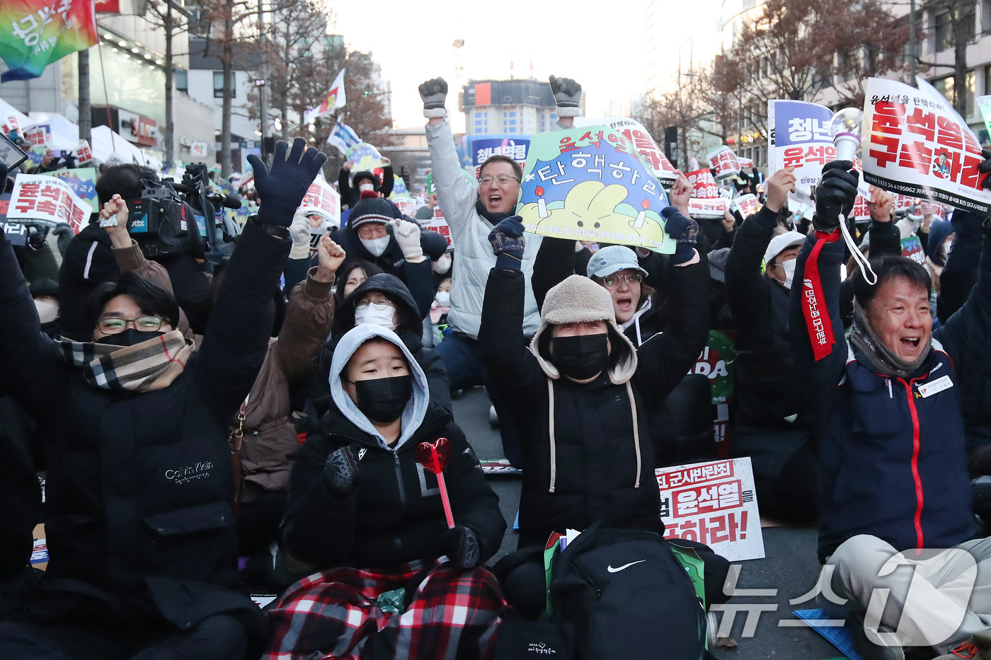 (대구=뉴스1) 공정식 기자 = 윤석열 대통령에 대한 2차 탄핵소추안이 국회에서 가결된 14일 오후 대구 중구 국채보상로를 가득 메운 시민들이 탄핵소추안 가결 소식에 기뻐하며 환호 …