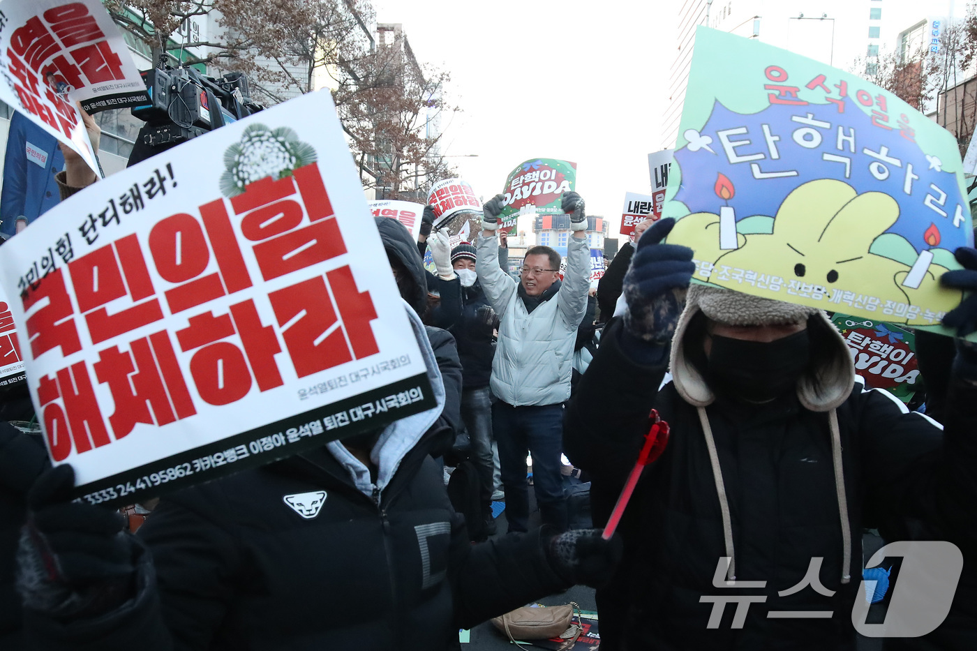 (대구=뉴스1) 공정식 기자 = 윤석열 대통령에 대한 2차 탄핵소추안이 국회에서 가결된 14일 오후 대구 중구 국채보상로를 가득 메운 시민들이 탄핵소추안 가결 소식에 기뻐하며 환호 …