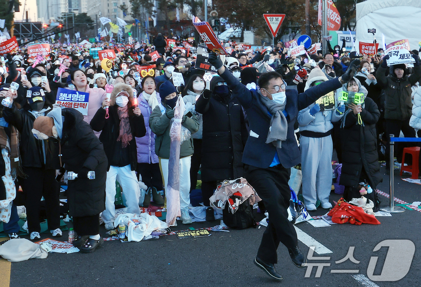 (서울=뉴스1) 박정호 기자 = 윤석열 대통령에 대한 탄핵소추안이 가결된 14일 오후 서울 여의도 국회의사당 앞에서 열린 윤석열 즉각 탄핵 범국민 촛불대행진에 참여한 시민들이 환호 …