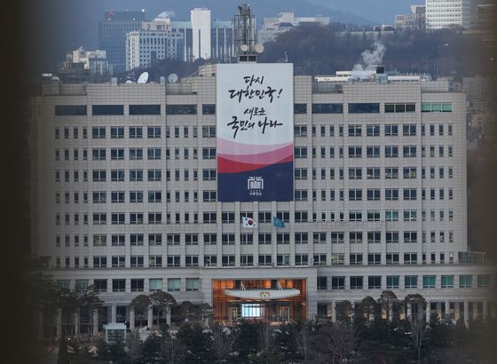 [탄핵 가결] 무거운 침묵 흐른 대통령실…불 꺼진 '방문 환영'