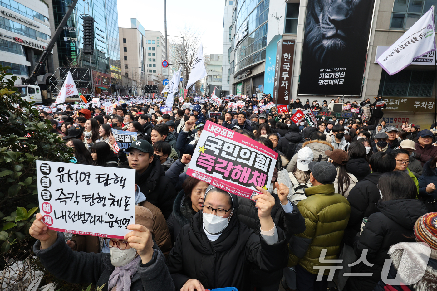 (광주=뉴스1) 김태성 기자 = '12·3 비상계엄 사태' 등과 관련한 국회의 윤석열 대통령 탄핵소추안 2차 투표가 진행되는 14일 오후 광주 동구 금남로에서 내란수괴 윤석열 체포 …