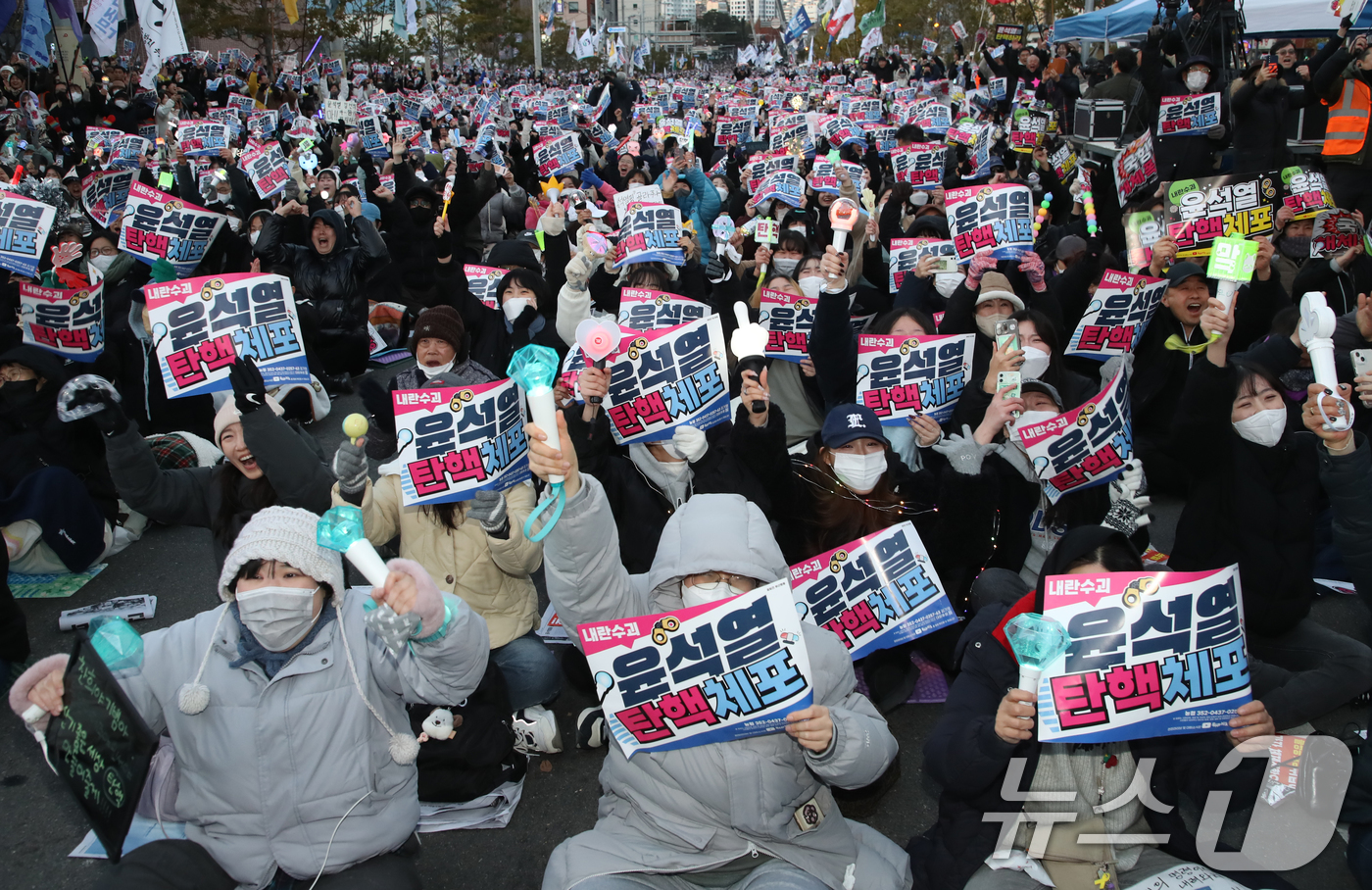 (부산=뉴스1) 윤일지 기자 = 윤석열 대통령에 대한 탄핵소추안 표결일인 14일 오후 부산 부산진구 전포대로에서 열린 '윤석열 탄핵·체포 부산시민대회'에서 참가자들이 윤 대통령의 …