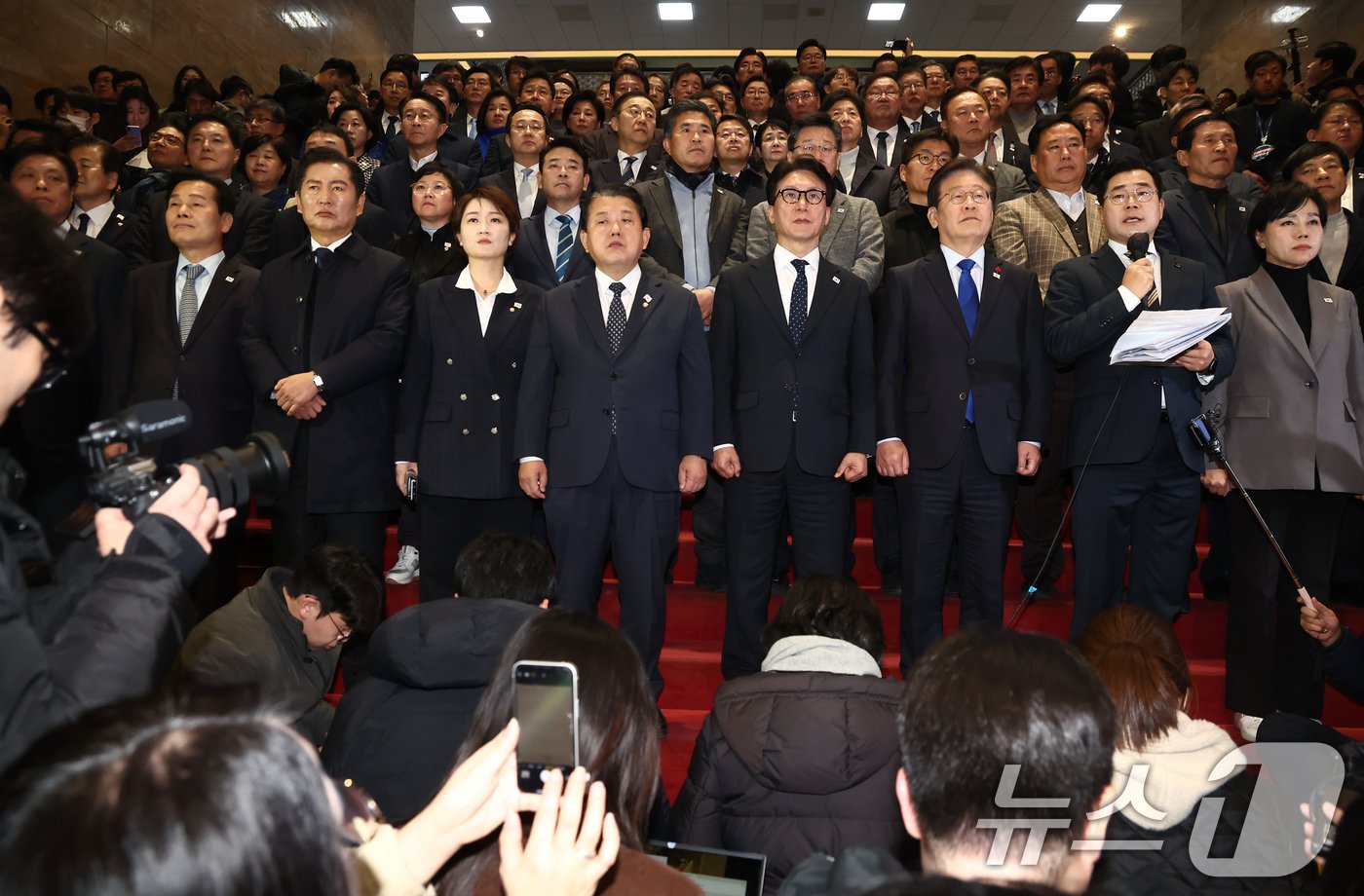 윤석열 대통령의 탄핵안이 국회 본회의를 통과한 14일 오후 서울 여의도 국회 로텐더홀 앞에서 더불어민주당 이재명 대표를 비롯한 의원들이 입장을 밝히고 있다. 2024.12.14/뉴스1 ⓒ News1 김민지 기자