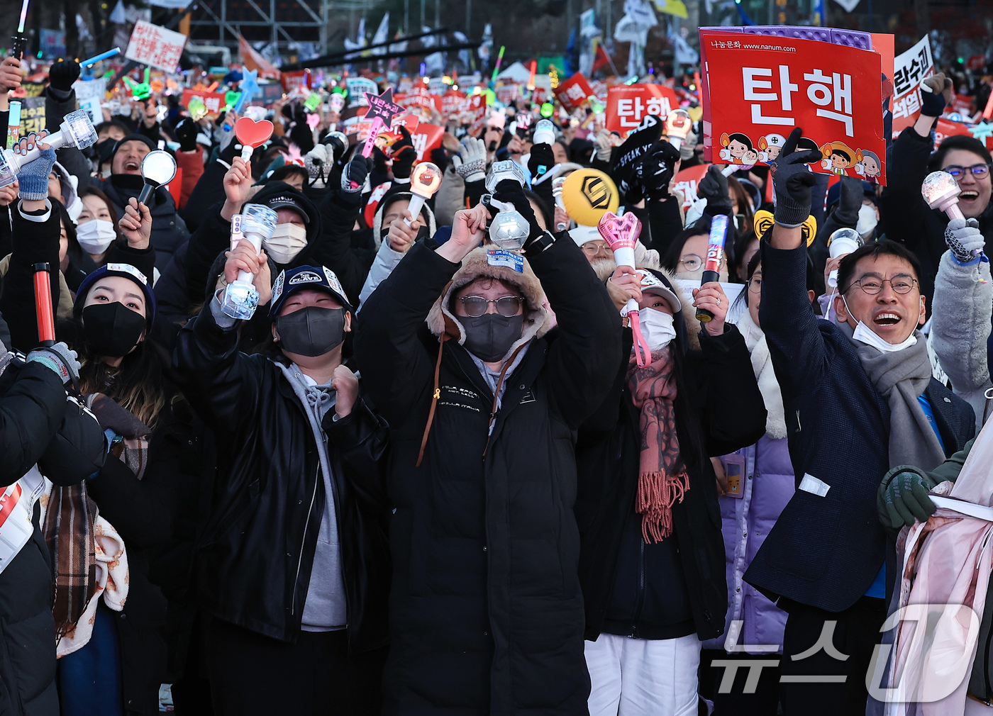 (서울=뉴스1) 박정호 기자 = 윤석열 대통령에 대한 탄핵소추안이 가결된 14일 오후 서울 여의도 국회의사당 앞에서 열린 윤석열 즉각 탄핵 범국민 촛불대행진에 참여한 시민들이 환호 …