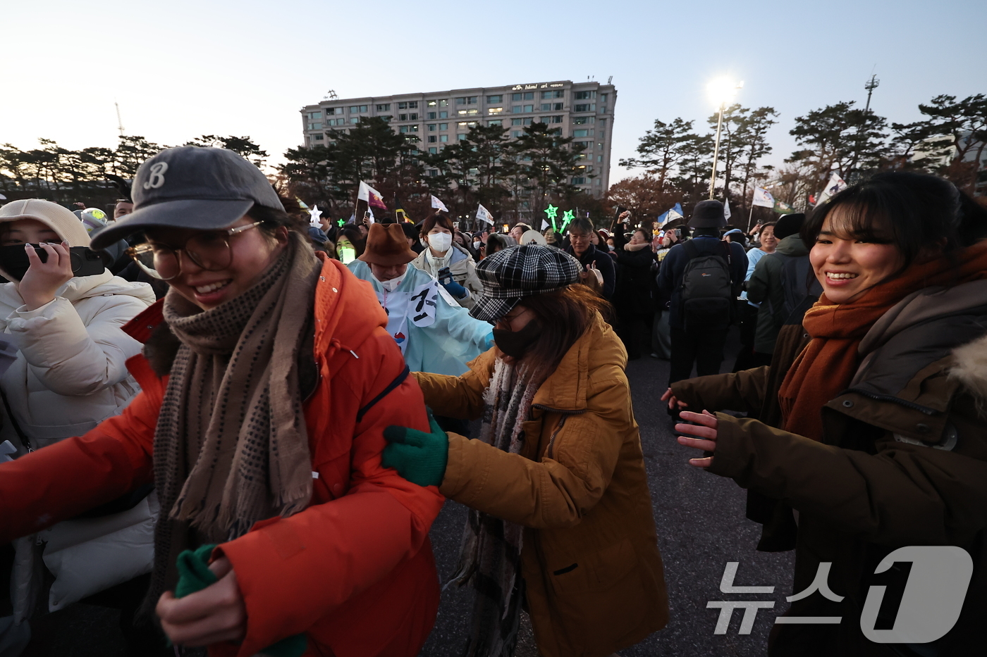 (서울=뉴스1) 김도우 기자 = 윤석열 대통령에 대한 탄핵소추안이 가결된 14일 오후 서울 여의도공원에서 윤석열 즉각 탄핵 범국민 촛불대행진에 참여한 시민들이 사물놀이를 하며 기뻐 …