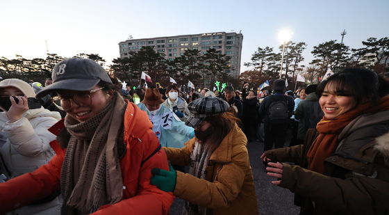 탄핵 가결에 기뻐하는 시민들