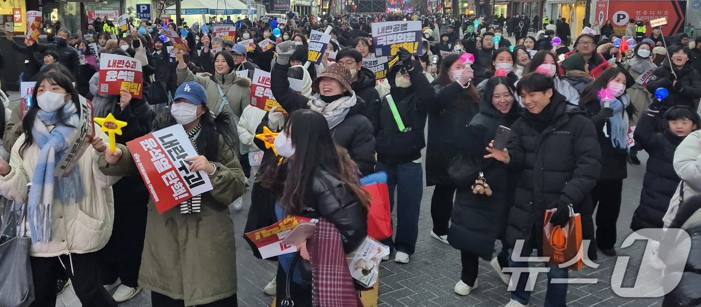 (전주=뉴스1) 유경석 기자 = 14일 전북자치도 전주시 객사 앞에서 열린 윤석열 퇴진 전북도민대회 참가자들이 윤석열 대통령 탄핵소추안 가결 발표를 듣고 환호하고 있다. 2024. …