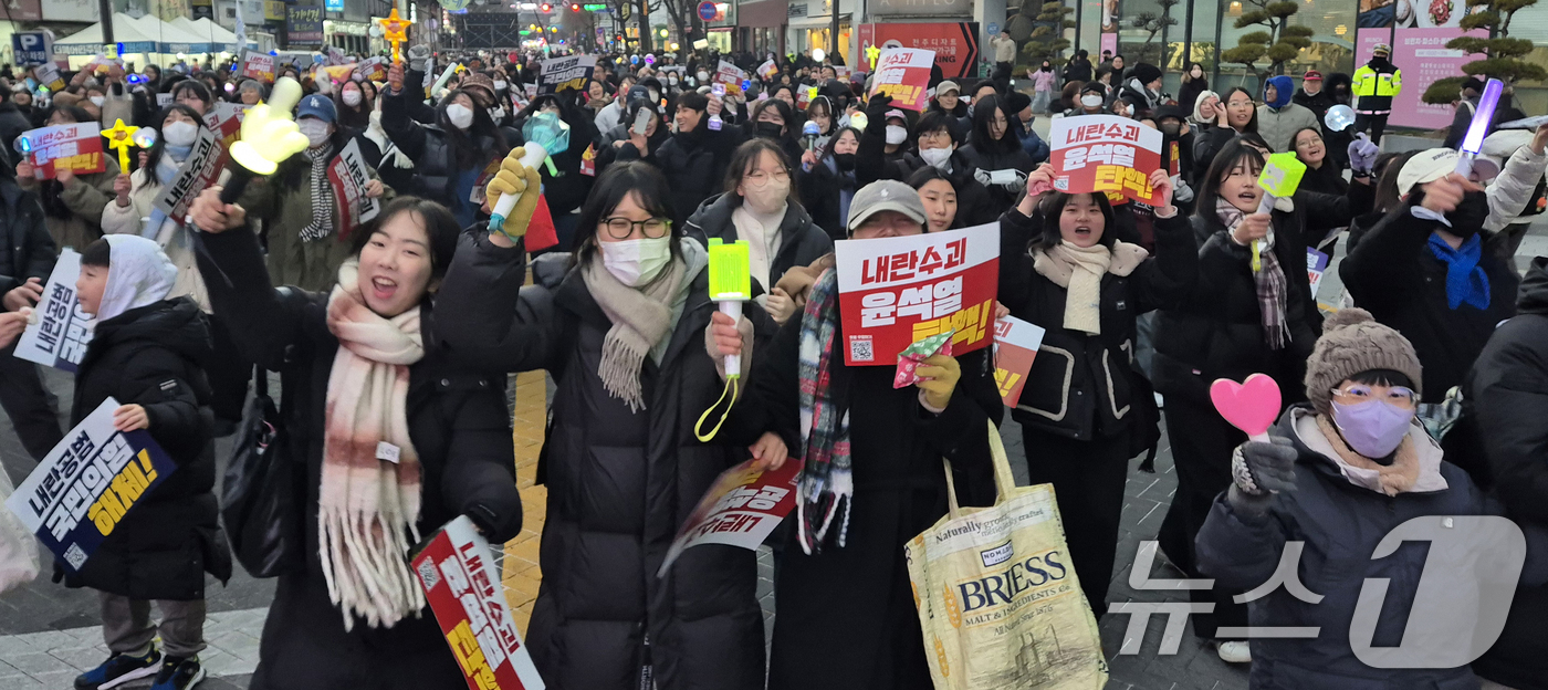 (전주=뉴스1) 유경석 기자 = 14일 전북자치도 전주시 객사 앞에서 열린 윤석열 퇴진 전북도민대회 참가자들이 윤석열 대통령 탄핵소추안 가결 발표를 듣고 환호하고 있다. 2024. …