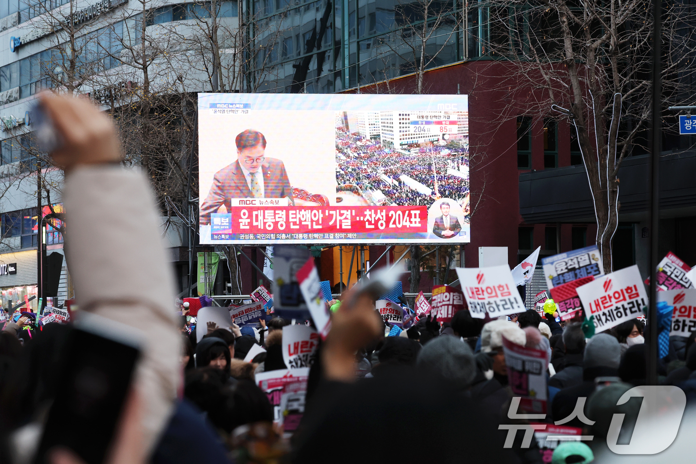 (광주=뉴스1) 김태성 기자 = 윤석열 대통령에 대한 2차 탄핵소추안이 14일 국회에서 가결되자 광주 금남로에서 열린 총궐기대회에 모인 시민들이 환호하고 있다. 2024.12.14 …