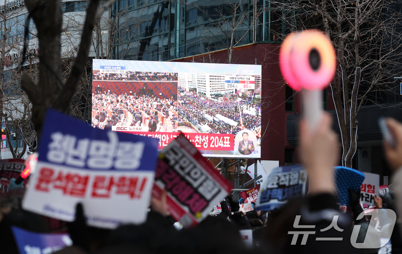 (광주=뉴스1) 김태성 기자 = 윤석열 대통령에 대한 2차 탄핵소추안이 14일 국회에서 가결되자 광주 금남로에서 열린 총궐기대회에 모인 시민들이 환호하고 있다. 2024.12.14 …