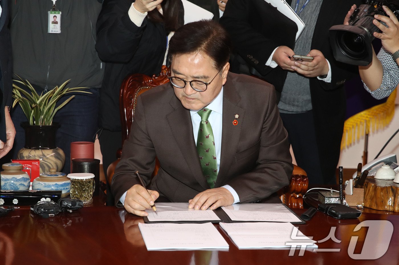 본문 이미지 - 우원식 국회의장이 윤석열 대통령 탄핵안이 가결된 14일 오후 서울 여의도 국회 의장실에서 탄핵소추의결서에 서명하고 있다. 2024.12.14/뉴스1 ⓒ News1 이광호 기자