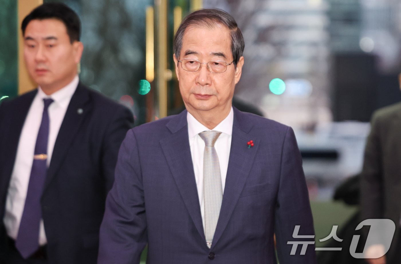 한덕수 대통령 권한대행이 윤석열 대통령에 대한 국회 탄핵소추안이 가결된 14일 서울 종로구 정부서울청사로 들어서고 있다. 2024.12.14/뉴스1 ⓒ News1 허경 기자