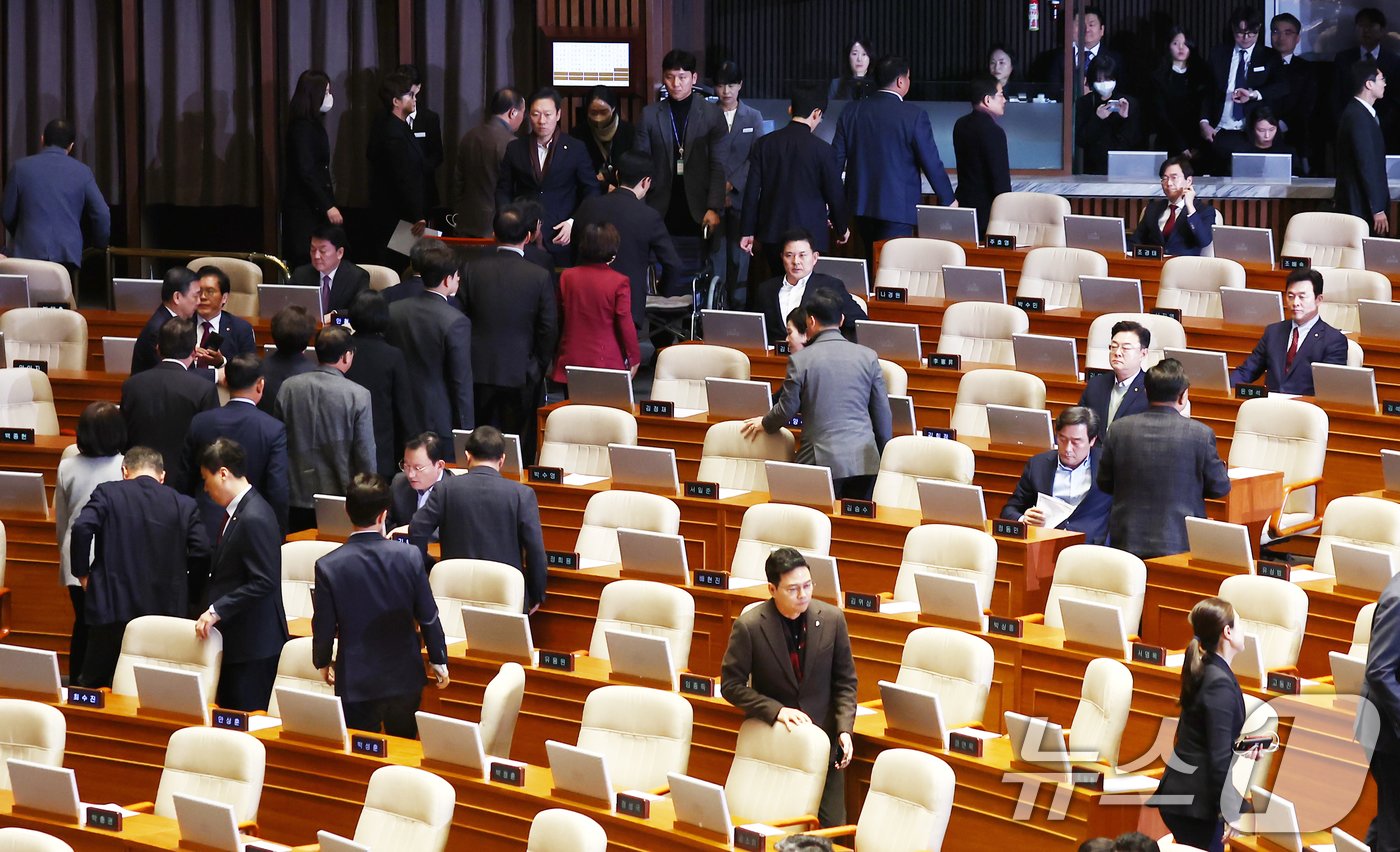 국민의힘 의원들이 14일 오후 서울 여의도 국회에서 열린 제419회국회&#40;임시회&#41; 제4차 본회의에서 윤석열 대통령 탄핵소추안이 가결되자 본회의장을 나서고 있다. 2024.12.14/뉴스1 ⓒ News1 김민지 기자