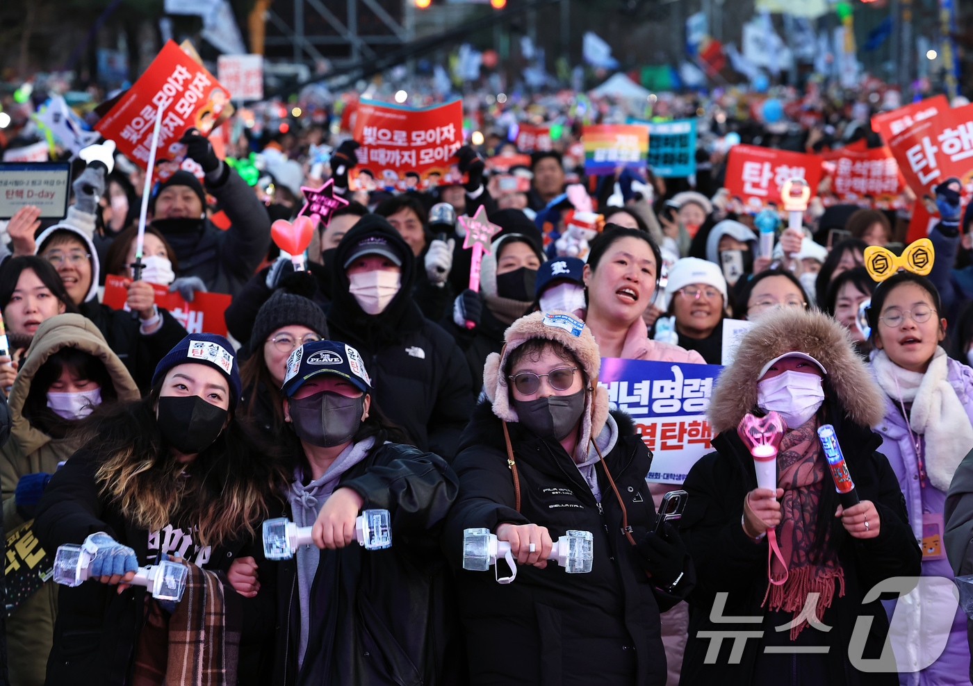 (서울=뉴스1) 박정호 기자 = 윤석열 대통령에 대한 탄핵소추안이 가결된 14일 오후 서울 여의도 국회의사당 앞에서 열린 윤석열 즉각 탄핵 범국민 촛불대행진에 참여한 시민들이 환호 …