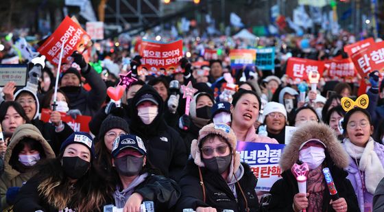 기뻐하는 시민들