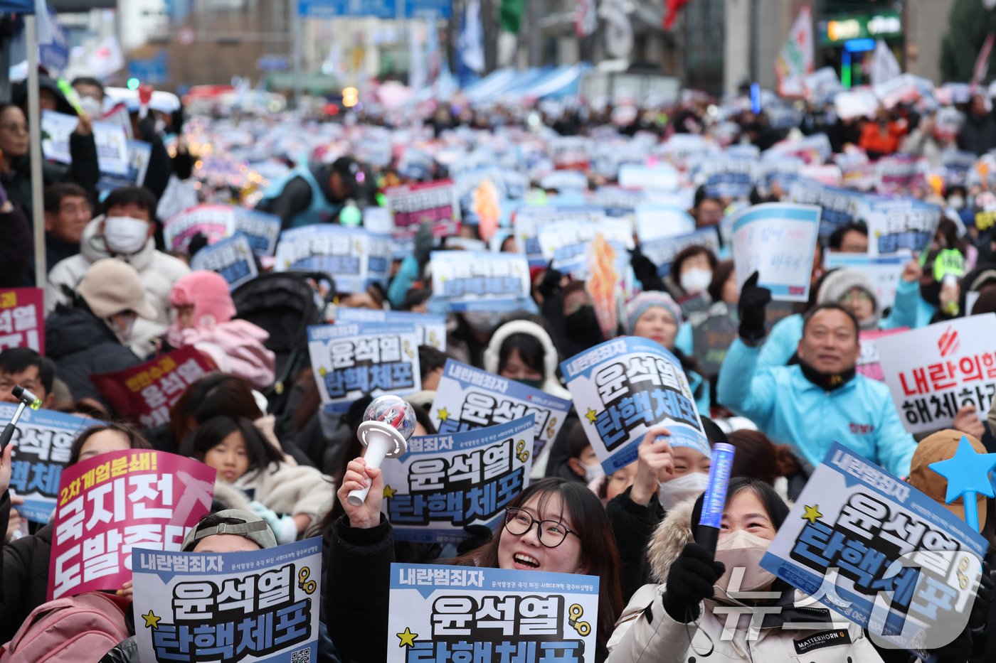 (광주=뉴스1) 김태성 기자 = '12·3 비상계엄 사태' 등과 관련한 국회의 윤석열 대통령 탄핵소추안 2차 투표가 진행되는 14일 오후 광주 동구 금남로에서 내란수괴 윤석열 체포 …