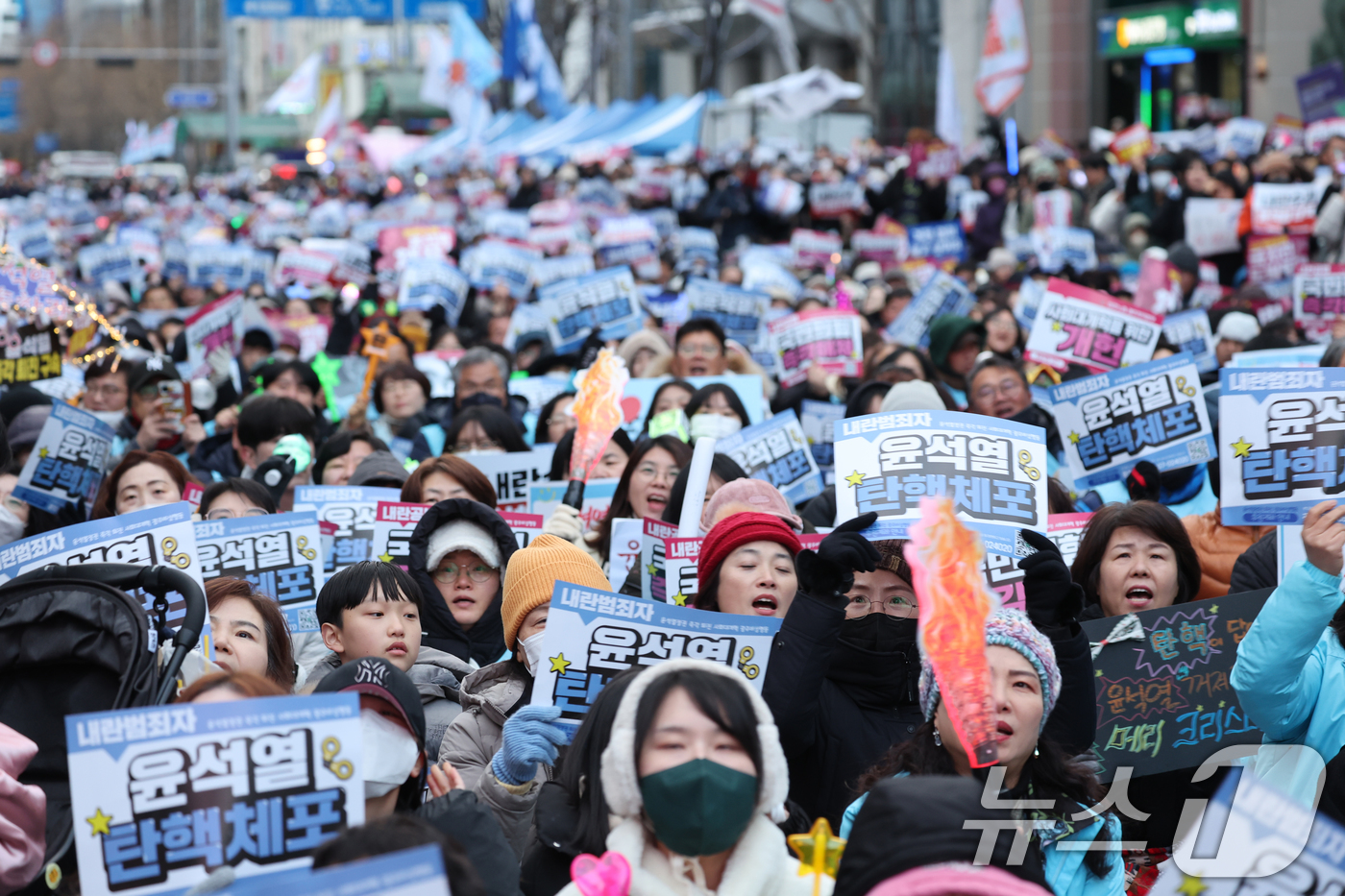 (광주=뉴스1) 김태성 기자 = '12·3 비상계엄 사태' 등과 관련한 국회의 윤석열 대통령 탄핵소추안 2차 투표가 진행되는 14일 오후 광주 동구 금남로에서 내란수괴 윤석열 체포 …