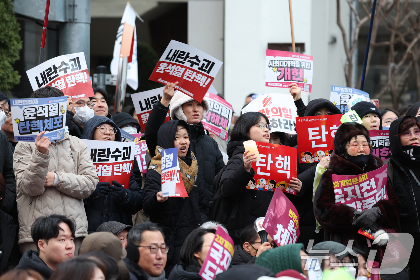 (광주=뉴스1) 김태성 기자 = '12·3 비상계엄 사태' 등과 관련한 국회의 윤석열 대통령 탄핵소추안 2차 투표가 진행되는 14일 오후 광주 동구 금남로에서 내란수괴 윤석열 체포 …