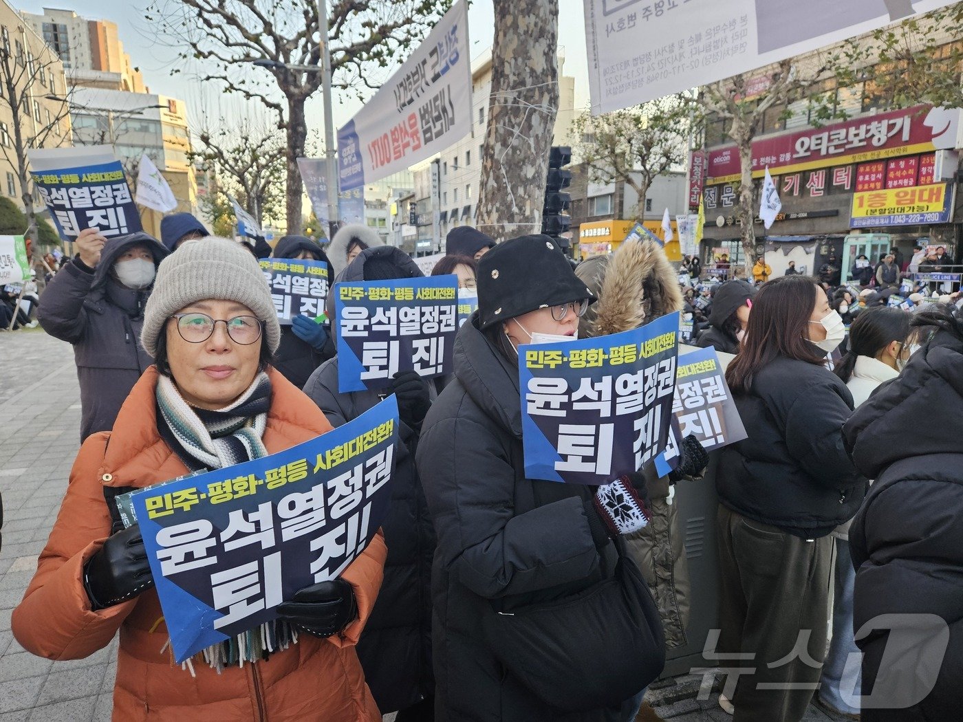  14일 오후 충북도청 앞에서 시민들이 &#34;윤석열 퇴진&#34;을 외치고 있다..2024.12.14/뉴스1 이재규 기자 