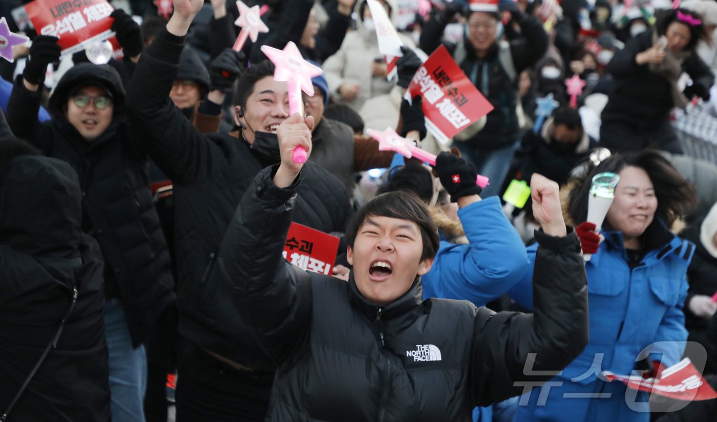 14일 &#39;12·3비상계엄사태&#39; 여파로 윤석열 대통령의 2차 탄핵소추안이 가결되자, 울산 남구 롯데백화점 앞에서 이를 지켜보던 시민이 환호성을 지르고 있다.2024.12.14/뉴스1 ⓒNews1 김지혜 기자