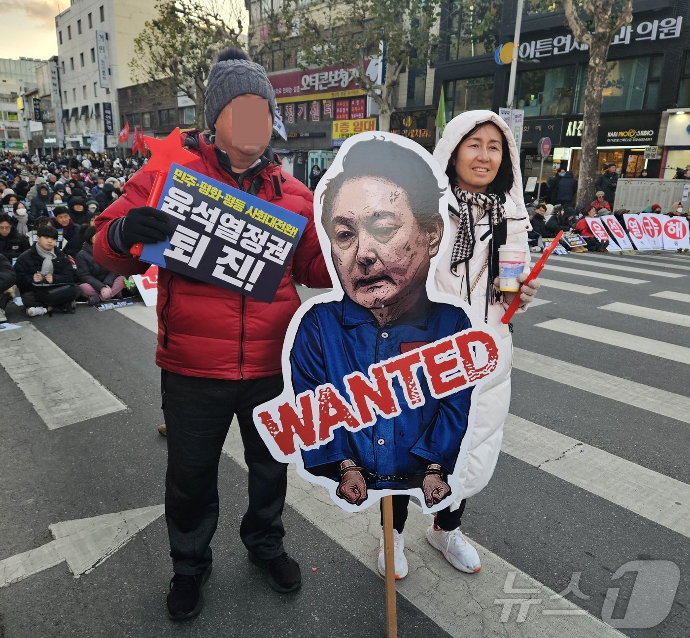 본문 이미지 -  14일 오후 충북도청 앞에서 싱가포르에서 온 한 교민이 윤석열 &#39;WANTED&#39; 피켓을 들고있다.2024.12.14/뉴스1 이재규 기자