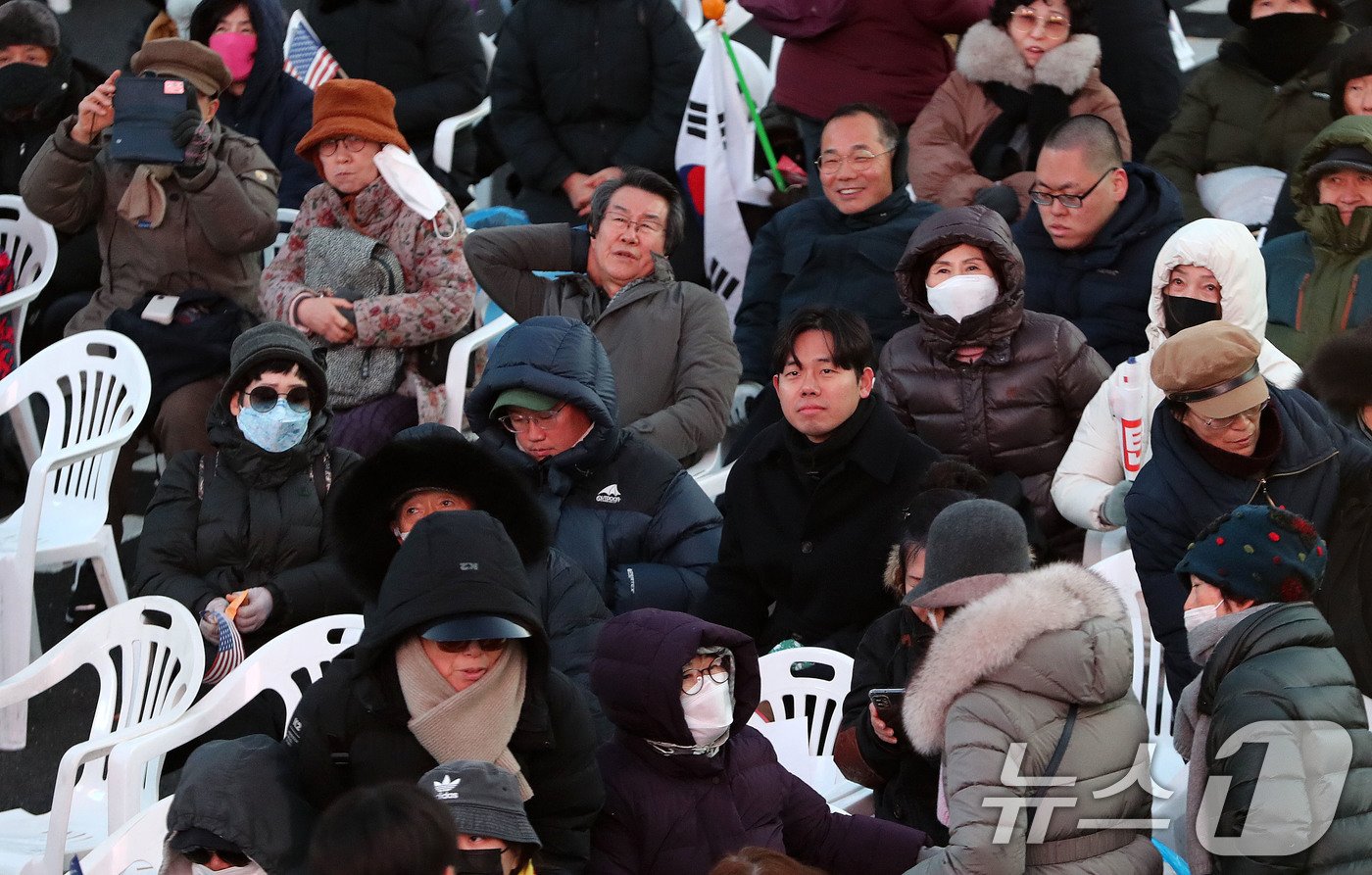 14일 서울 세종대로 일대에서 열린 ‘12·14 광화문 국민혁명대회’에 참석한 보수단체 회원들이 국회에서 윤석열 대통령 탄핵소추안이 가결되자 굳은표정을 짓고 있다. 2024.12.14/뉴스1 ⓒ News1 박세연 기자