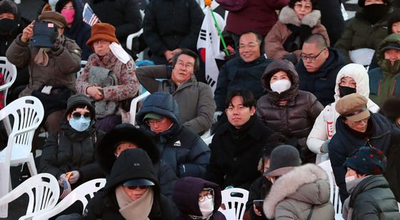 '윤 대통령 탄핵' 굳은표정의 보수단체 회원들