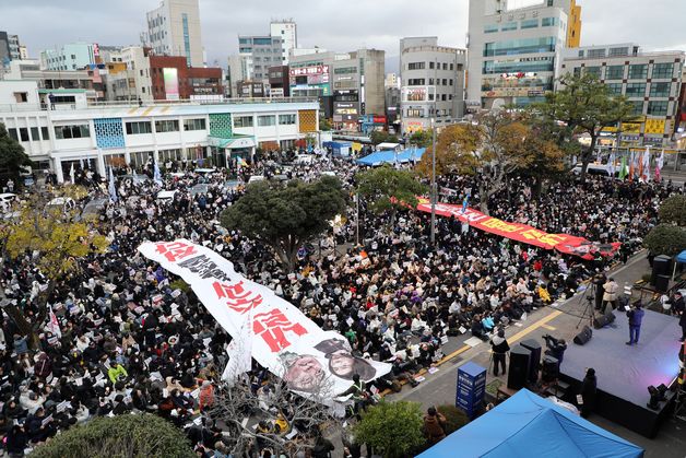 제주도민 1만명 환호…'현수막' 찢는 퍼포먼스·풍악 울리며 행진(종합)