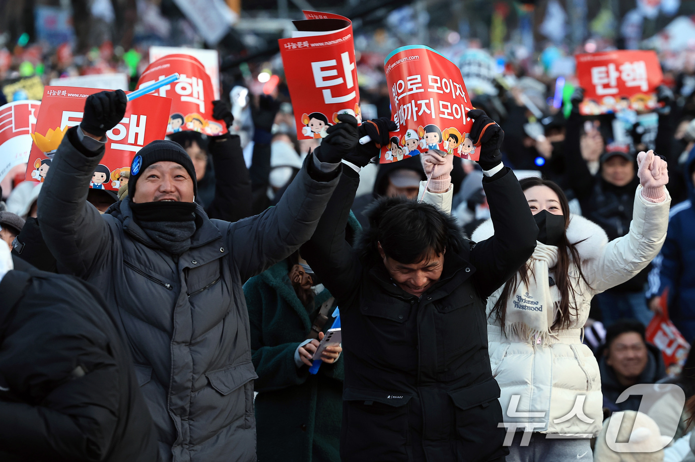 (서울=뉴스1) 박정호 기자 = 윤석열 대통령에 대한 탄핵소추안이 가결된 14일 오후 서울 여의도 국회의사당 앞에서 열린 윤석열 즉각 탄핵 범국민 촛불대행진에 참여한 시민들이 환호 …