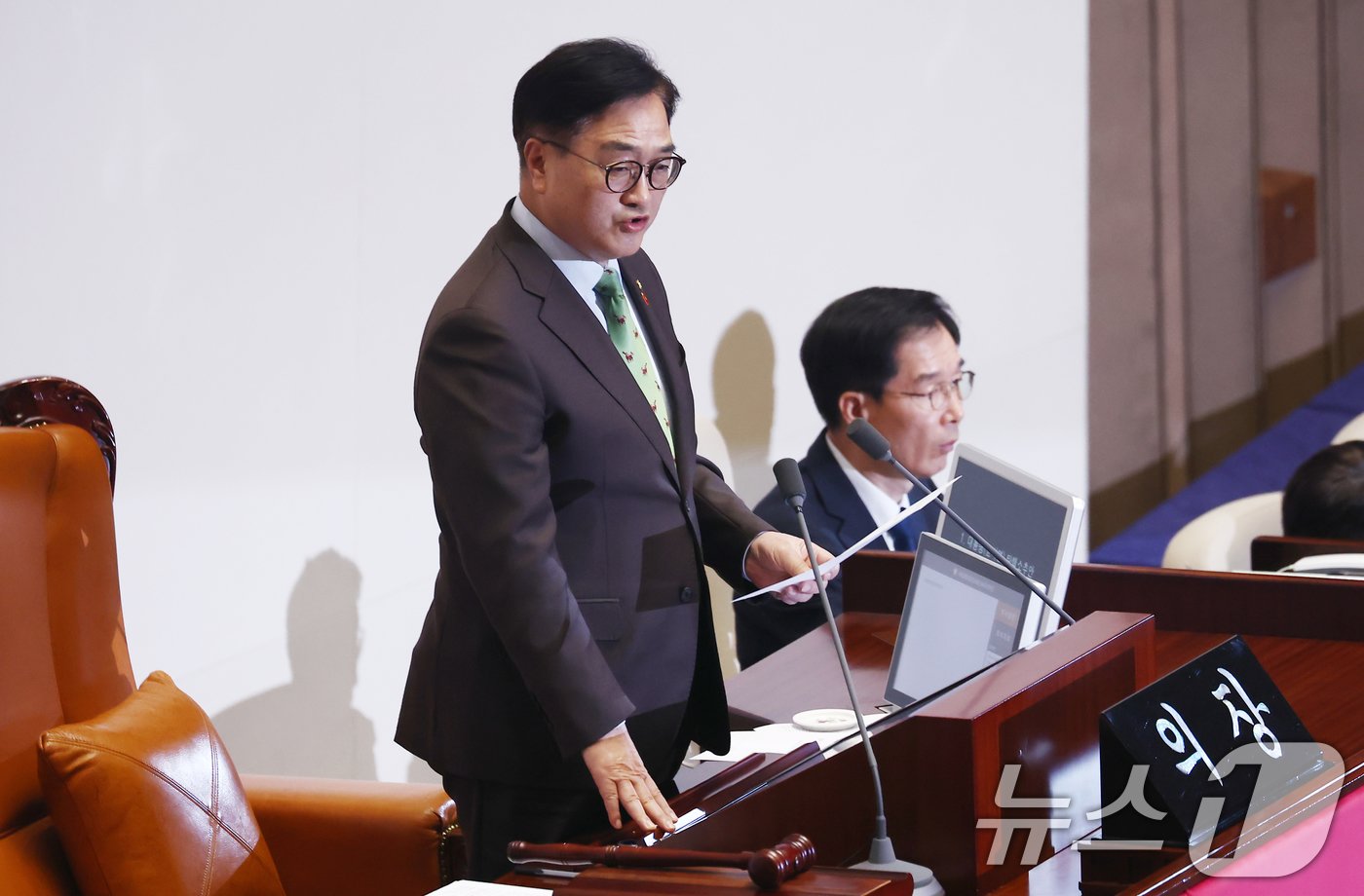 본문 이미지 - 우원식 국회의장이 14일 오후 서울 여의도 국회에서 열린 제419회국회(임시회) 제4차 본회의에서 윤석열 대통령 탄핵소추안 가결을 알리고 있다. 윤석열 대통령 탄핵소추안은 총 투표수 300표 중 가 204표, 부 85표, 기권 3표, 무효 8표로 통과됐다. 2024.12.14/뉴스1 ⓒ News1 김민지 기자