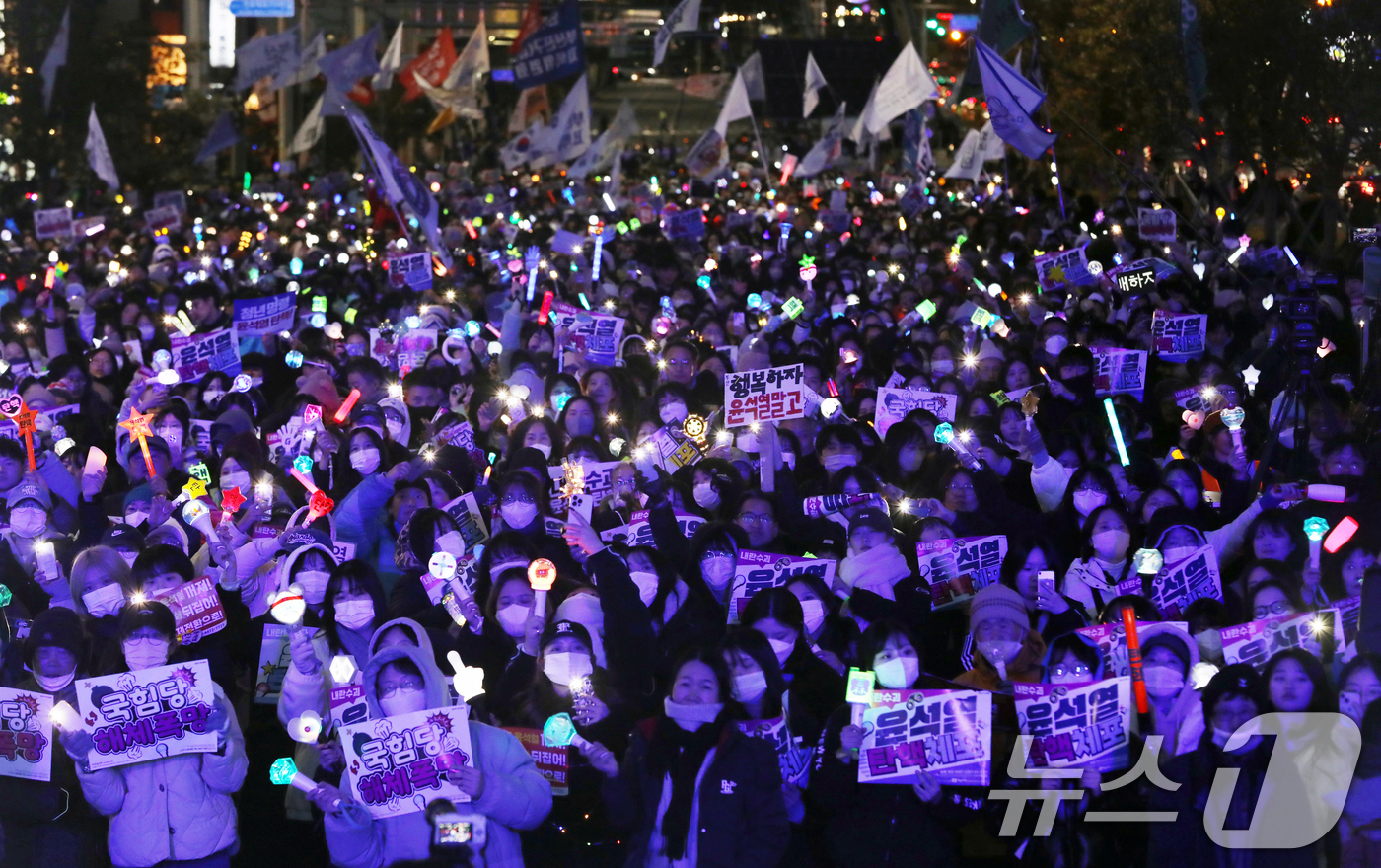 (부산=뉴스1) 윤일지 기자 = 윤석열 대통령에 대한 탄핵소추안 표결일인 14일 오후 부산 부산진구 전포대로에서 열린 '윤석열 탄핵·체포 부산시민대회'에서 참가자들이 윤 대통령의 …