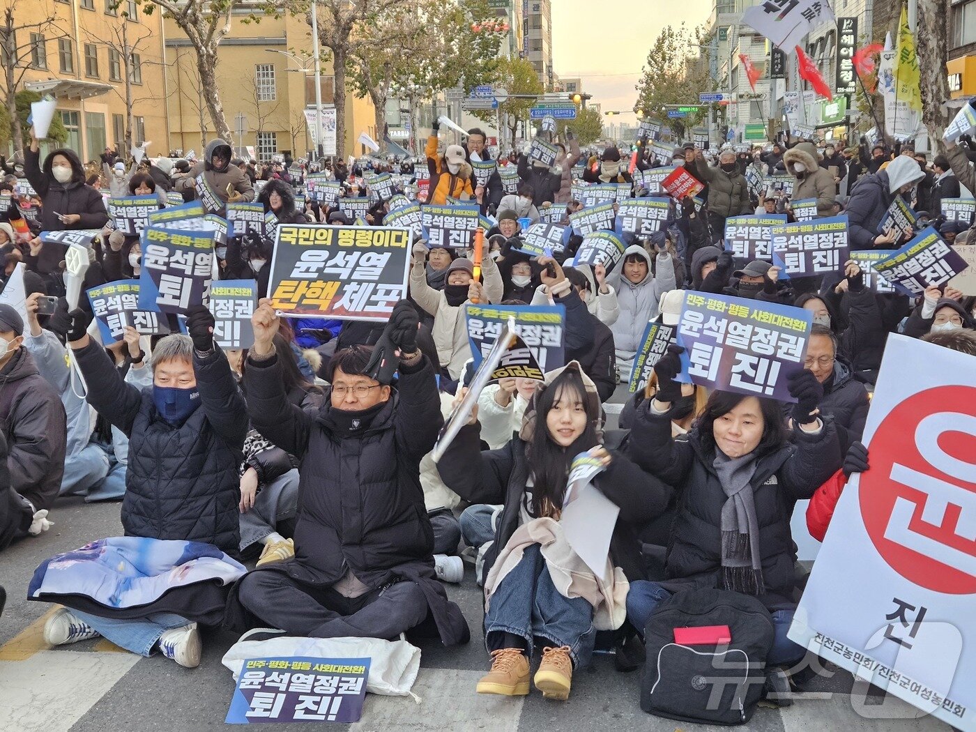 14일 오후 충북도청 앞에서 윤석열 대통령에 대한 탄핵 투표가 가결되자 도민들이 기뻐하고 있다.2024.12.14/뉴스1 이재규 기자 ⓒ News1 이재규 기자