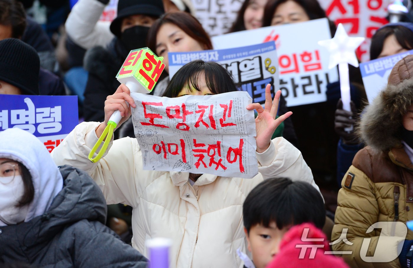 윤석열 대통령의 탄핵소추안 2차 표결이 가결된 14일 오후 광주 동구 금남로에 모인 시민들이 환호하고 있다. 2024.12.14/뉴스1 ⓒ News1 이승현 기자